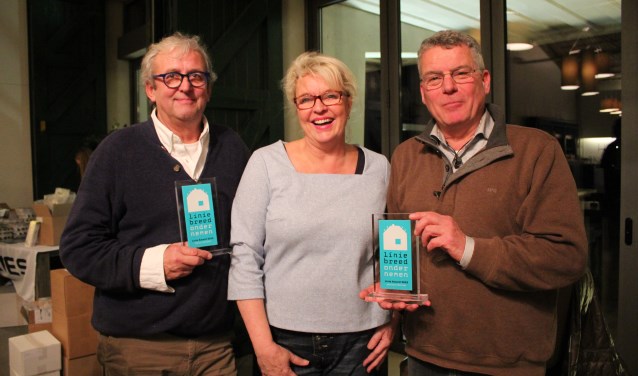 Steven van Nie, Marius Heslenfeld en zijn vrouw nemen de Linie Award 2016 in ontvangst.