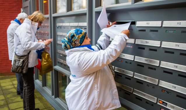 Fractieleden van Hart voor Hilversum deden zaterdag flyers in de bus om de informatieavond aan te kondigen. Foto: Bastiaan Miché