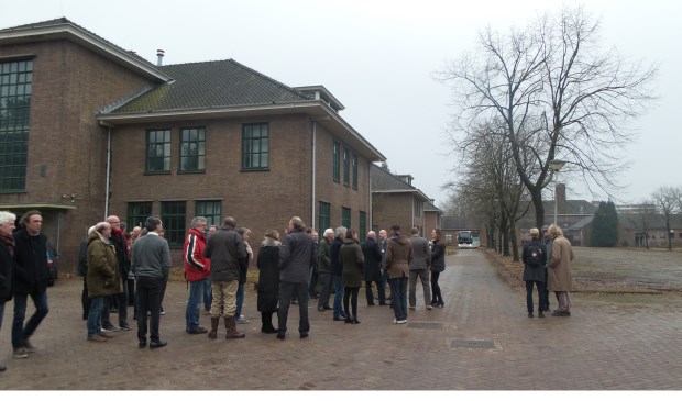 Bezoekers bekeken onder andere de gebouwen van het Ensemble op het Crailo-terrein. Omwonenden zouden deze graag willen behouden in de toekomst.