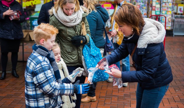 In Hilversum werden op oudjaarsdag vuurwerkbrillen uitgedeeld. Foto: Bastiaan Miché