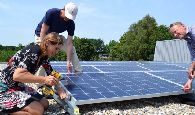 Wethouder Van Vroonhoven sluit zonnepanelen aan in De Meent.