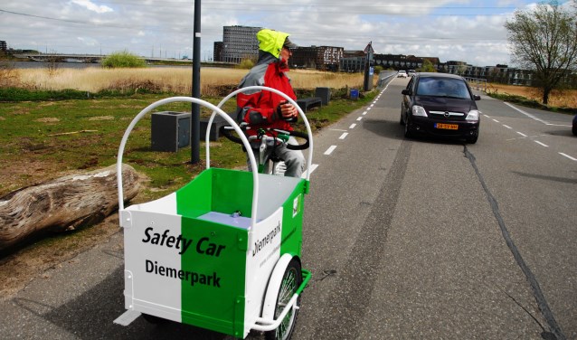 Kees Lakerveld van de Vrienden van het Diemerpark hield na de ingebruikname van de parkeerplaatsen bij hoeveel auto's er kwamen. De strijd is nog niet gestreden, eerder integendeel.