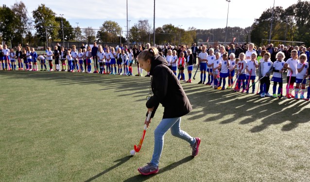 Kinderburgemeester Marit Engelberts slaat officiële eerste bal.