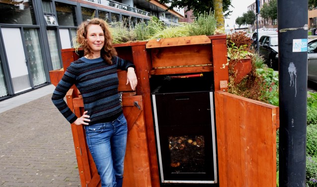 janneke verwey bij een van de drie wormenhotels op IJburg.