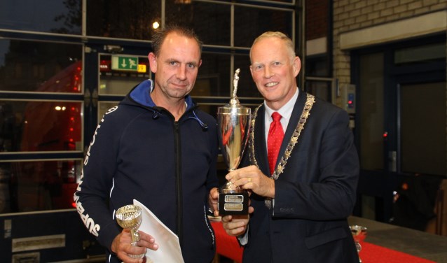Weesp krijgt de Tempo-trofee uit handen van de burgemeester van Gooise Meren.