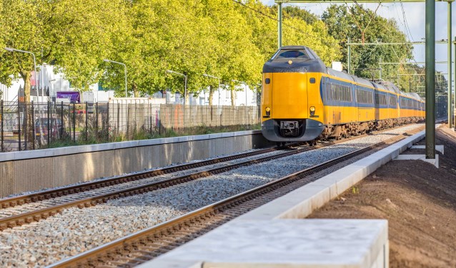 Sinds dit weekeinde staan er minischermen langs het spoor.