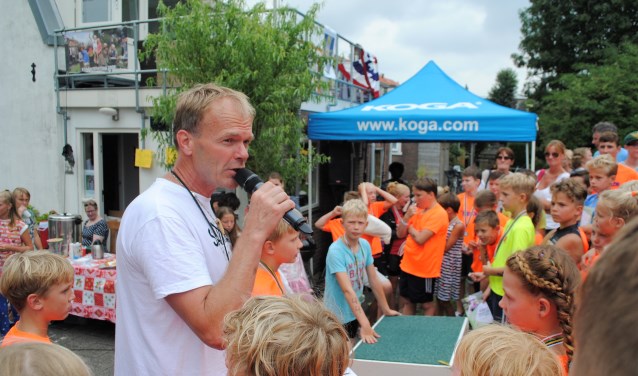 Na afloop van de kindertriatlon van vorig jaar: Koen Beenken vertelt de kinderen nog eens dat ze allemaal toppers zijn.
