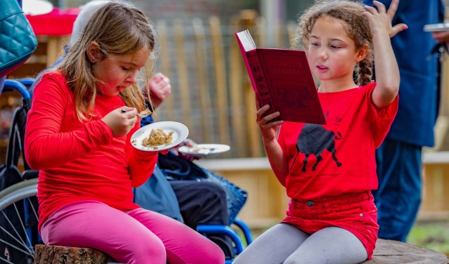 Lekker eten en lezen tijdens de officiële opening.