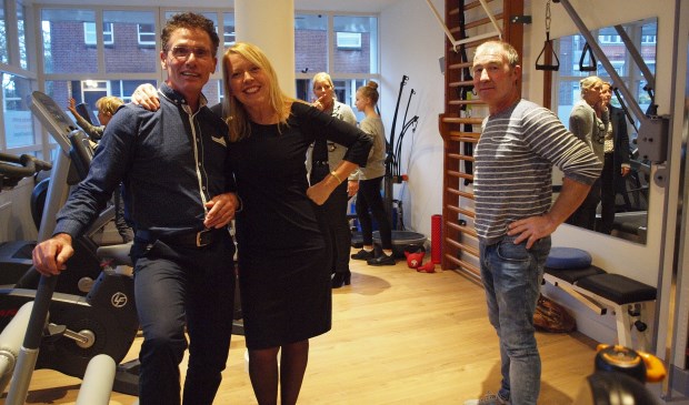 Fysiotherapeuten Gerard Miltenburg en Mireille Butzelaar zijn verhuisd naar de Julianastraat. Rechts collega Henny van Lochem van de andere Weespse praktijk.