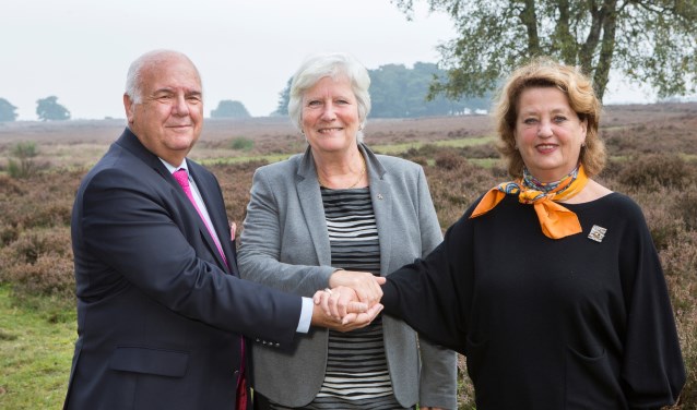 Fons Hertog (burgemeester Huizen), Anne-Marie Kennis (locoburgemeester Blaricum) en Rinske Kruisinga (burgemeester Laren) hebben er vertrouwen in.