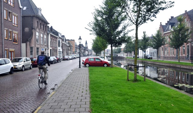 Het dwarsparkeren wordt langsparkeren: het open zicht op de gracht wordt een stuk minder.