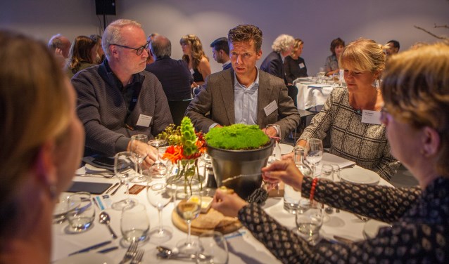 Vraag en aanbod bespreken tijdens een etentje in Spant!