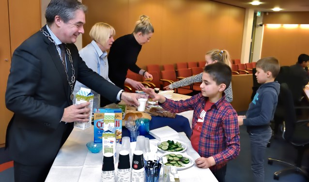 Burgemeester Boog serveert het ontbijt.