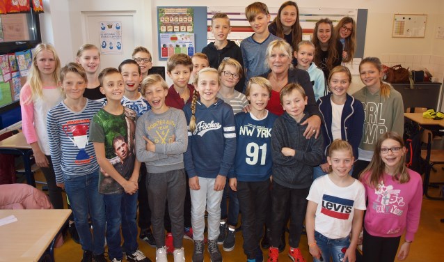 Zo wilde Nelly op de foto: midden tussen de kinderen in de klas.