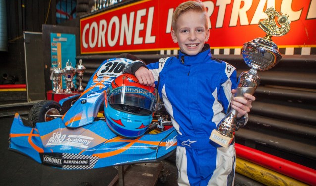De 11-jarige Milan met zijn beker en zijn kart.