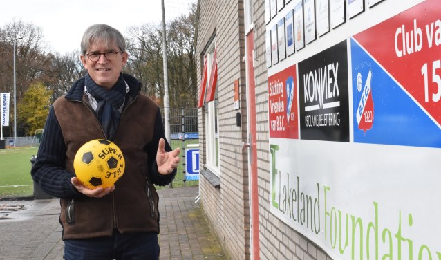 De BFC-jeugd kreeg nieuwe ballen en speciale bakken voor ballen.