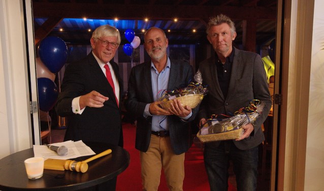 V.l.n.r. Ton Stam en WBV Laren-bestuursleden Hugo Behnken en Gerard van Diemen.