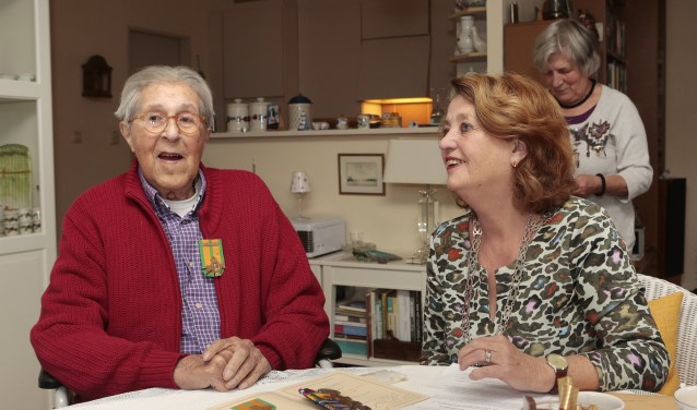 Jaap Hinderink samen met burgemeester Rinske Kruisinga.