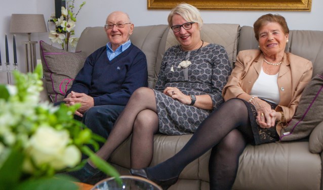 Het gouden paar samen met wethouder Marianne Verhage op de bank.