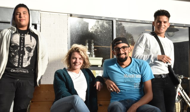 Catharina van der Meer met de jongeren die in de studio aan de slag waren.