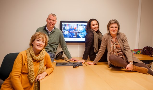 Van links naar rechts: Regina Bruins, Ewoud Linthorst Homan, Charlotte Tupang en Kristel Mensink van Vrijwilligerscentrale Huizen met tussen hen in de site Huizenvoorelkaar.nl.