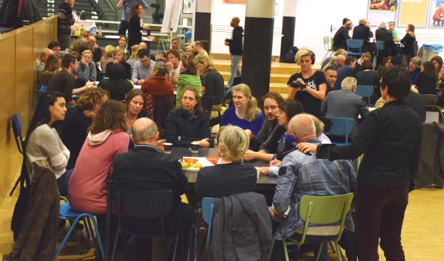 IJburgers praten in groepen over allerlei vormen van hulp voor de statushouders.