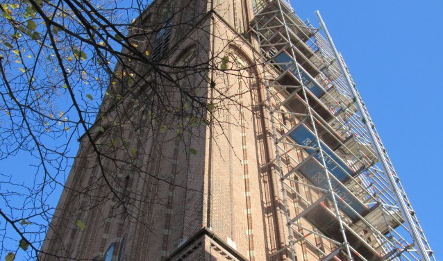 Een enorme stellage is tegen de 60 meter hoge kerktoren geplaatst.