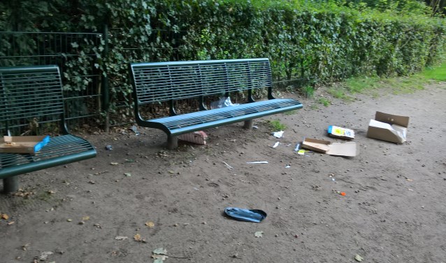 Regelmatig ligt er troep bij de bankjes, achtergelaten door overlastgevende jongeren.