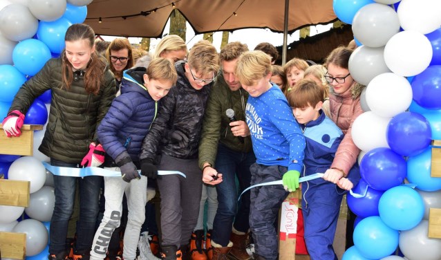 Wethouder Tijmen Smit opende afgelopen zonzdag, samen met veel enthousiaste kinderen, de Winter Village Laren.