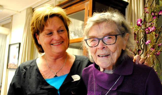 Joke met haar oudste (98!) cliënt.
