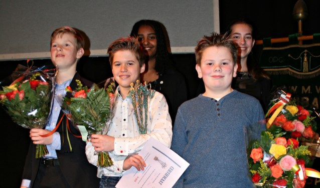 Winnaar Daan van Stee (midden) tussen de andere finalisten van 2017.