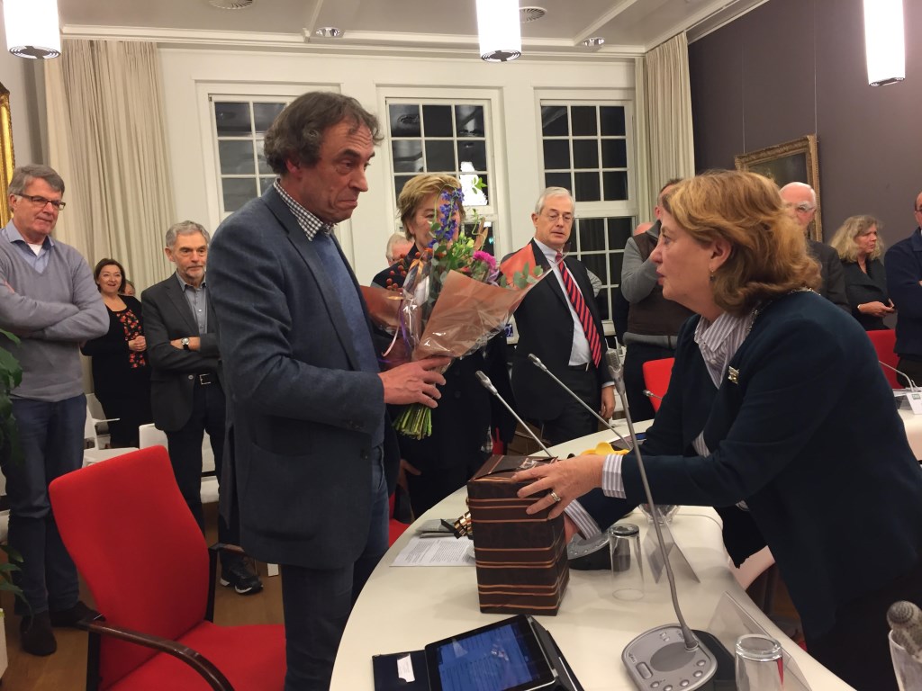 Bloemen en kristallen karaf voor vertrekkend raadslid Marcus van den Brink.