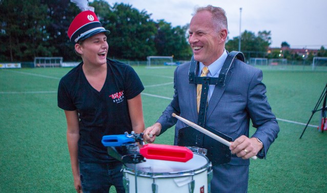 Juli: Burgemeester Han ter Heegde leefde zich helemaal uit op de trommel tijdens de repetitie van de Showband van Drum en Showband ViJos. Niemand wist dat hij langskwam; hij wenste het korps succes met hun deelname aan het vierjaarlijkse Wereld Muziek Concours in Kerkrade.