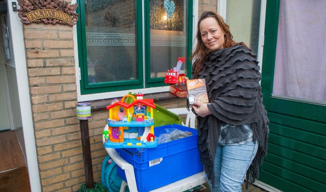 Daniëlle van Hoorn laat zien wat mensen allemaal in de kist hebben gestopt en een ander gunnen.