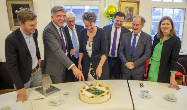 Op de foto v.l.n.r.: wethouder Smit, wethouder Jaeger, wethouder Stam, gedeputeerde Post, wethouder Voorink, wethouder Boland en wethouder Van Meerten.