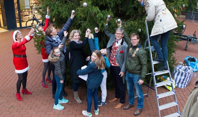 De kerstboom wordt elk jaar geplaatst voor een goed doel.