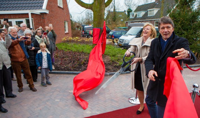 Een grote strik tussen twee bomen werd door de wethouder doorgeknipt.