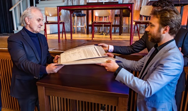 Broertjes krijgt het manifest van rector Ajolt Elsakkers.