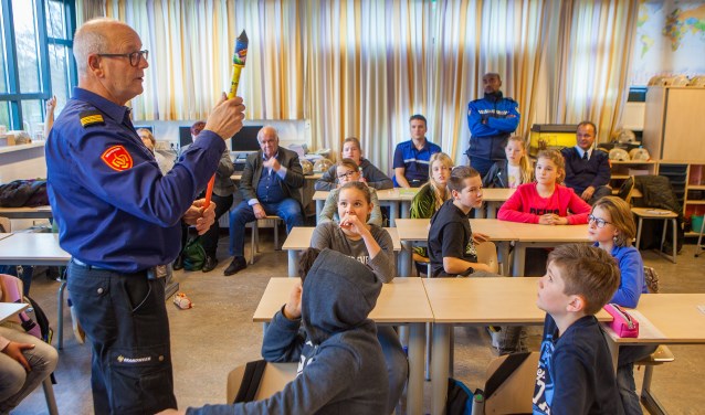 Ben Derriks tijdens de voorlichtingsles over vuurwerk op De Parel.