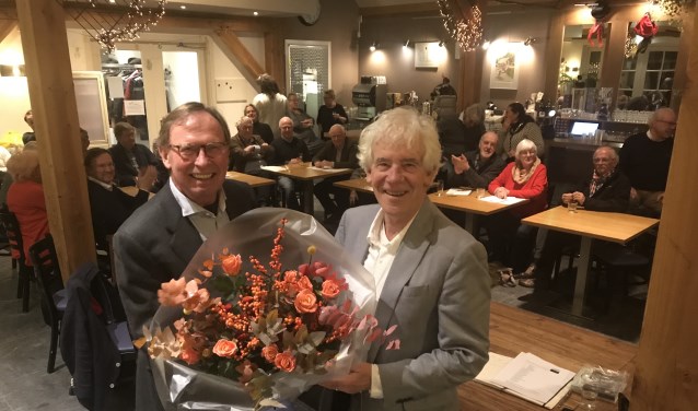 Voorzitter Timo Smit (l) feliciteert Peter Calis met lijsttrekkerschap Larens Behoud.