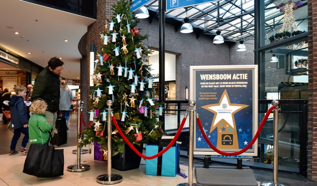 De wensboom stond in 2016 ook in het winkelcentrum.