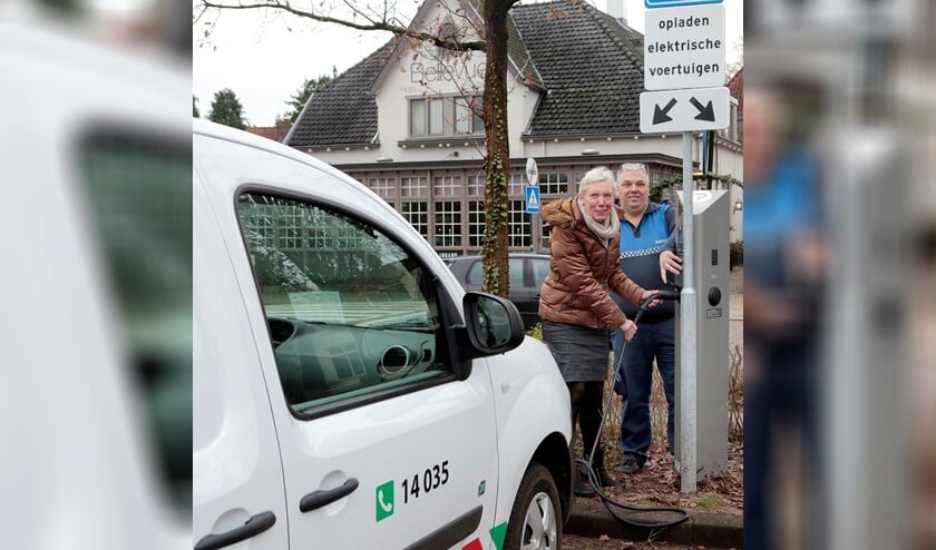 Wethouder Boersen neemt de nieuwe laadpaal in gebruik.