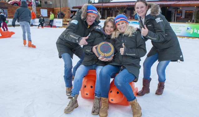 Fransien, Tanja, Ellen en Josephien met de award.