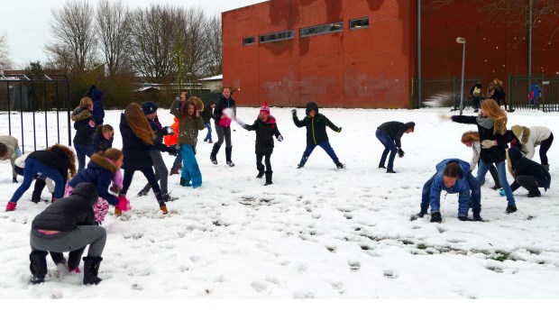 Leerlingen van De Springplank houden een sneeuwballengevecht.