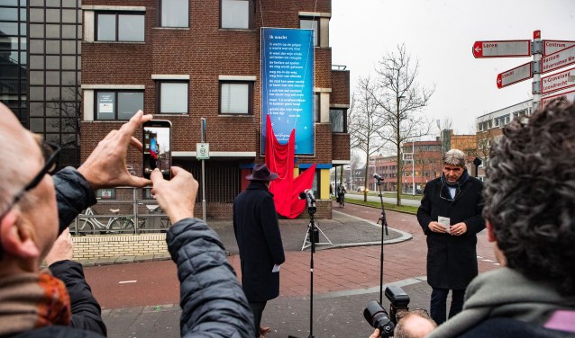 Wimar Jaeger bij de onthulling van het muurgedicht 'Ik Wacht' dat sinds begin 2017 hangt op het GAK-gebouw.