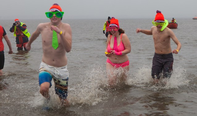 Januari 2017: de eerste nieuwjaarsduik vindt plaats in Huizen.