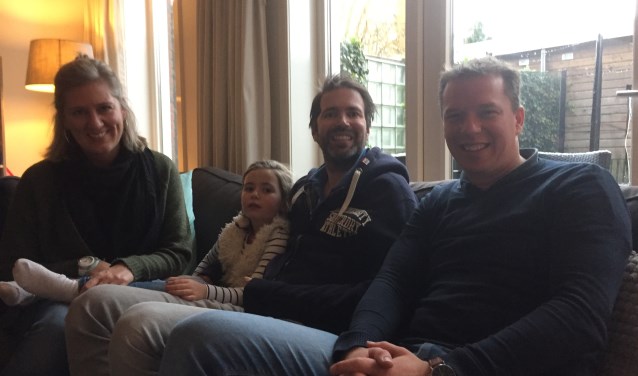 Frank de Greeve moet na een herseninfarct een nieuw leven opbouwen. Monique (l), Bo, Frank en Kasper.