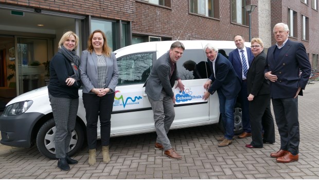 Diverse wethouders plakten vanmorgen de sticker op een Wmo-taxi.