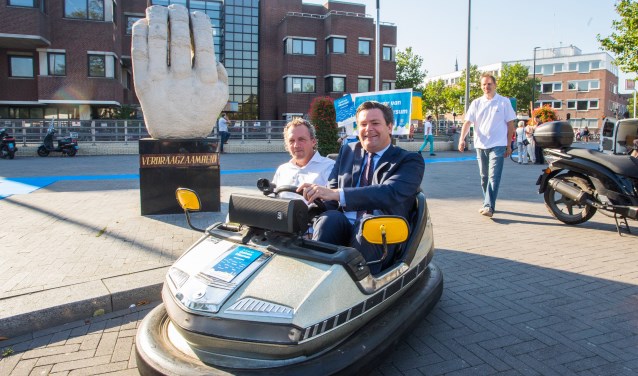 Wethouder Voorink reed vorig jaar in botsauto rond op het Stationsplein. Foto: Bastiaan Miché