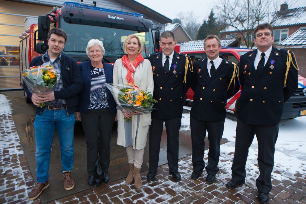 Van linkse naar rechts: Gerard Lanphen, wethouder Anne-Marie Kennis, Pem Bakker-Loor, Paul van der Zwaan, brandweercommandant John van der Zwan en post-coördinator Hans van Riet.